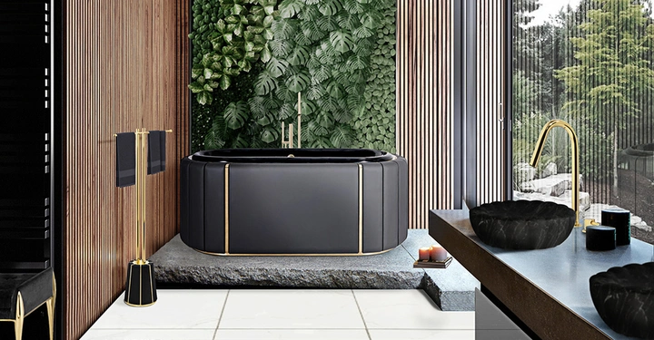 Badewanne aus schwarzem Kunstleder steht auf Natursteinpodest an der Raumstirnseite. Im Vordergrund rechts ein Doppelwaschtisch in schwarz und links ein großer Einbauschrank.