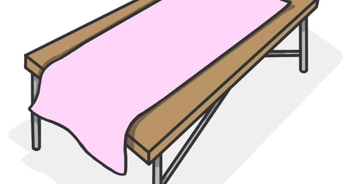 Holztisch liegt auf Metallrahmen bedeckt mit rosa Stoff in einem leeren Raum