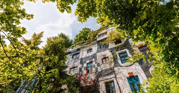 Schwarzweiße, von Mosaiken durchzogene Fassade des Hundertwasserhaus in Wien