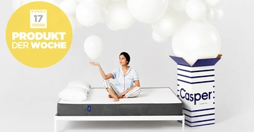 Frau im Schlafanzug sitzt auf einem Bett und hält einen weißen Ballon in einem Raum voller weißer Ballons; daneben eine geöffnete Box mit der Aufschrift Casper. Text: 17 PRODUKT DER WOCHE