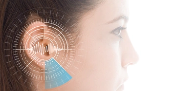 junge Frau im Seitenprofil, auf dem Foto liegt eine Grafik mit Schallwellen, die auf das Ohr der Frau treffen