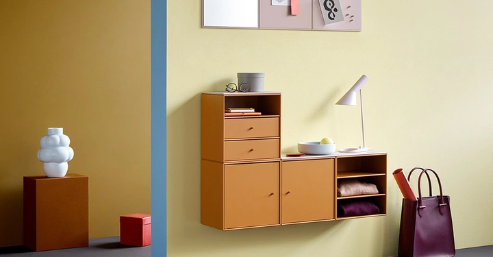 Galerie-Bild 4: Dunkelgelbe Montana-Mini-Kommode, darüber ein quadratischer Spiegel und zwei quadratische Pinnwandelemente in der Farbe Mushroom