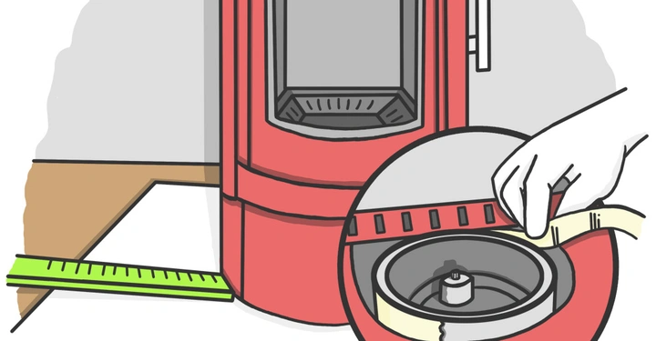 Ein roter Gegenstand in der Mitte dient als Hauptobjekt. Eine Hand legt ein Band um die Basis des Objekts. Auf dem Tisch liegt links ein grünes Lineal.