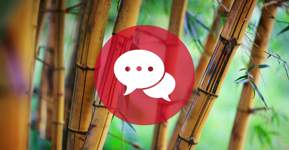 Mehrere Bambusstangen stehen dicht beieinander in einer natürlichen Umgebung mit einem roten Kreis und zwei weißen Sprechblasen im Vordergrund.