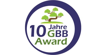 Runder Aufkleber mit einem stilisierten Baum in der Mitte Text 10 Jahre GBB Award umgeben von einem dunkelblauen Rand