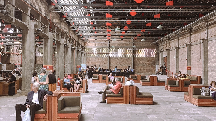 Innenansicht einer großen Markthalle mit modernen Sitzmöglichkeiten zum Ausruhen