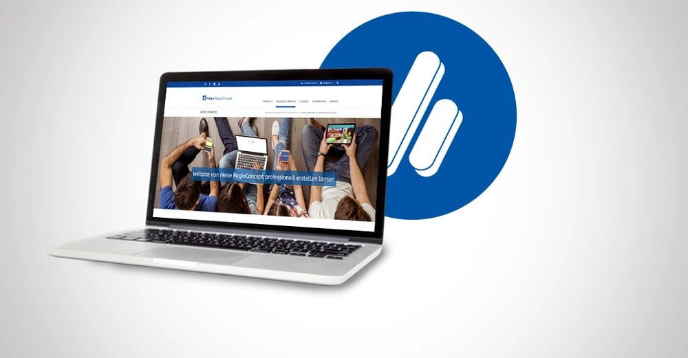 Ein geöffneter Laptop zeigt eine Website im Browserfenster neben einem blauen Kreis mit einem weißen Symbol im leeren hellgrauen Hintergrund. Text Website von Heise RegioConcept professionell erstellen lassen