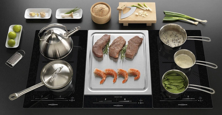 Mehrere Kochtöpfe und Pfannen kochen oder erhitzen Lebensmittel wie Steaks Garnelen und Gemüse auf einem Herd mit mehreren Kochfeldern; umgeben von Zutaten und Kochutensilien auf einer schwarzen Arbeitsfläche.