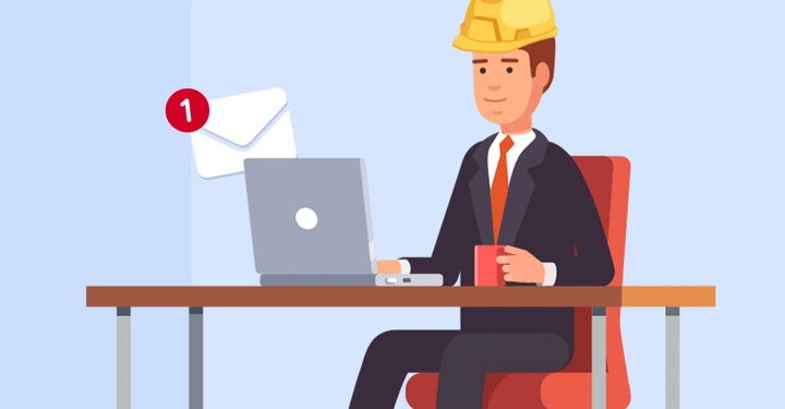Mann trägt Bauhelm arbeitet am Laptop im Büro hat Kaffeetasse erhält eine E-Mail runder roter Kreis mit der Zahl 1 neben Umschlagsymbol zeigt ungelesene Nachricht an.