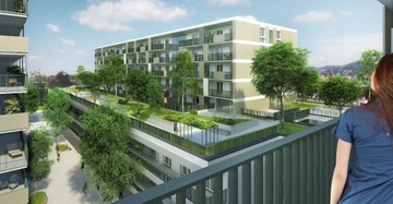 Eine Frau steht auf einem Balkon und blickt auf einen modernen Wohnkomplex mit mehreren Stockwerken und Balkonen umgeben von vielen Bäumen und einem grünen Innenhof bei Tageslicht.