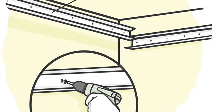 Hand hält eine Bohrmaschine und befestigt Schrauben an einer Metallstruktur Kontext Decke und Wand Ecken befestigt mit Schrauben in der Metallstruktur