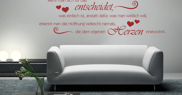 Galerie-Bild 8: Ein graues Sofa steht in einem modernen Wohnzimmer vor einer Wand mit dem Text: Wenn man sich für das entscheidet was einfach ist anstatt dafür was man wirklich will erkennt man die Hoffnung vielleicht niemals die dem eigenen Herzen innewohnt.
