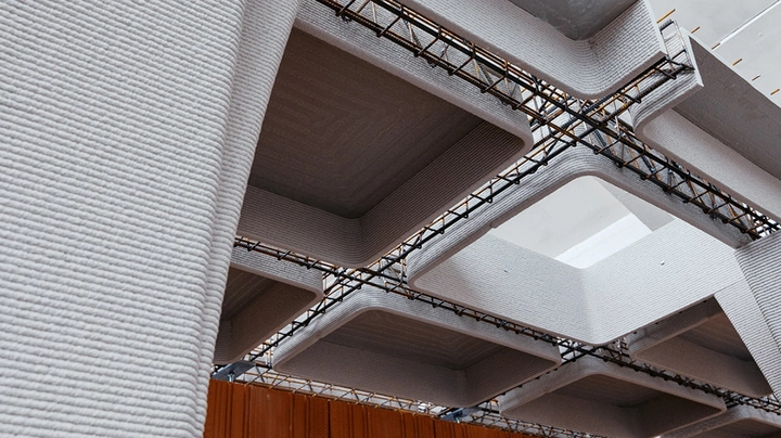 Galerie-Bild 3: Deckenelemente mit Bewehrung und gedruckter Betonwand links im Bild.