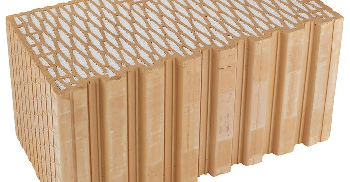 Rechteckiger roter Ziegelstein mit weißen Einsätzen an der Oberseite stehend auf einer weißen Fläche