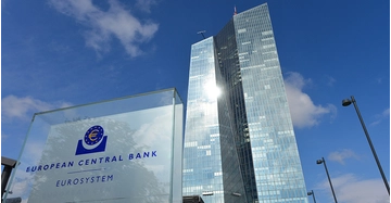 Foto der Banktürme der europäischen Natinalbank vor blauem Himmel und Sonne