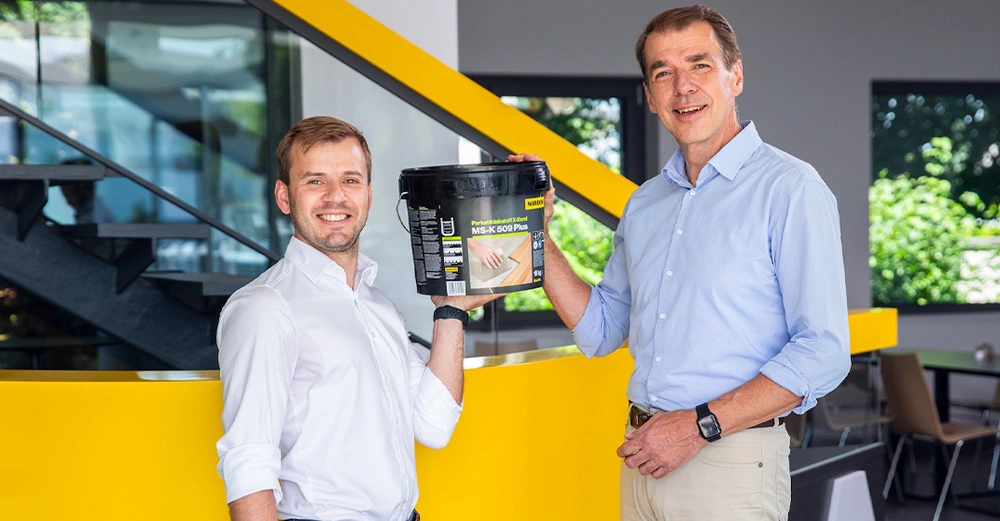 Murexin Geschäftsführer Dr. Rainer Pascher mit Produkt und Mag. Bernhard Mucherl in der Zentrale in Wiener Neustadt. Strategische Neuausrichtung und Kundennähe.