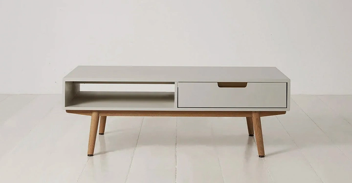 Freisteller vom Coffeetable von Swyft in hellem Grau steht auf hellem Betonboden