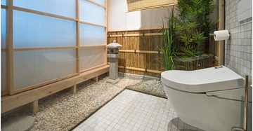 Modernes Dusch-WC in öffentlicher Toilette, Seitenansicht