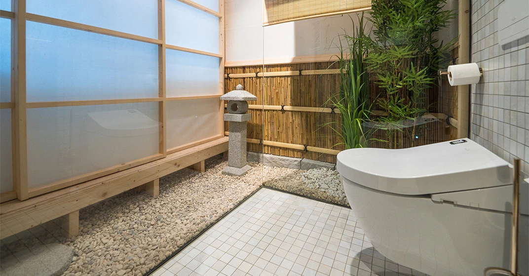 Modernes Dusch-WC in öffentlicher Toilette, Seitenansicht