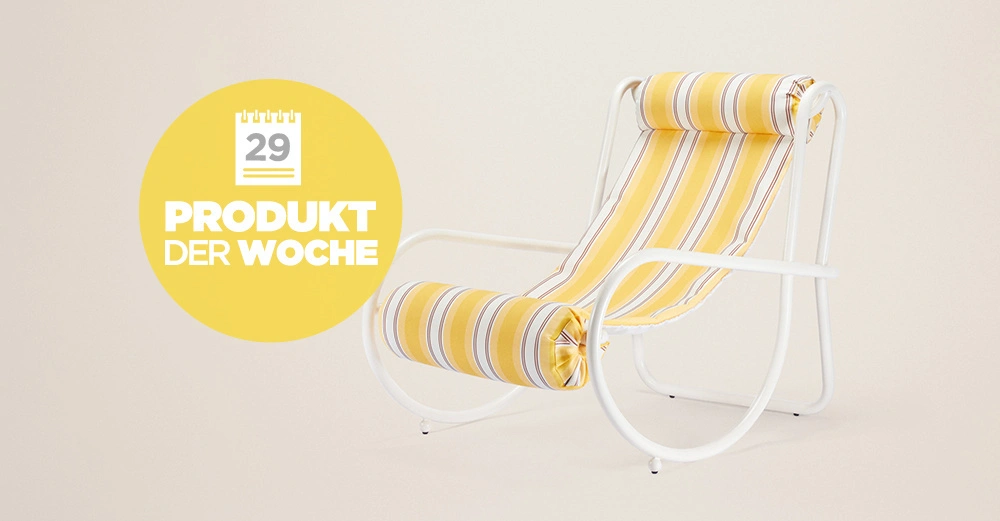 Ein Stuhl mit gestreiftem gelb-weißem Bezug steht auf einem hellen Hintergrund. Text im gelben Kreis 29 PRODUKT DER WOCHE.