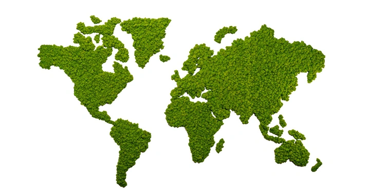 Grüne Moosstrukturen bilden die Weltkarte auf weißem Hintergrund