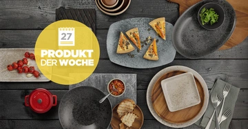 Verschiedene Geschirrteile und Speisen liegen auf einem dunklen Holztisch verstreut Produkt Der Woche ist auf einem gelben Kreis mit einer Kalenderikonographie und der Zahl 27 geschrieben