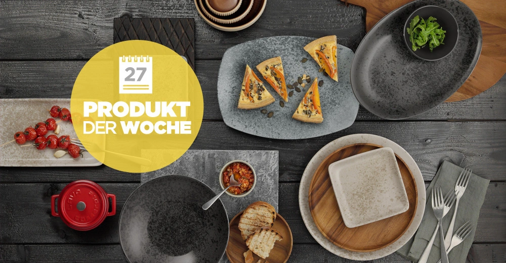 Verschiedene Geschirrteile und Speisen liegen auf einem dunklen Holztisch verstreut Produkt Der Woche ist auf einem gelben Kreis mit einer Kalenderikonographie und der Zahl 27 geschrieben