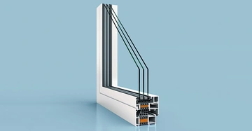 Ein dreifach verglastes Fensterprofil zeigt einen Querschnitt des Rahmens und der Dichtung vor einem hellblauen Hintergrund. Die Konstruktion betont die Isolationsschichten und Materialien.