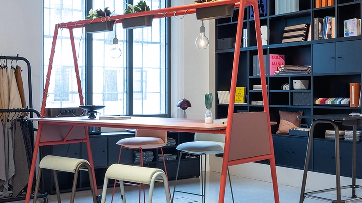 Galerie-Bild 6: moderne Konstrukton für Stehplätze, rotes Metallgestellt, Hocker und Stehhocker