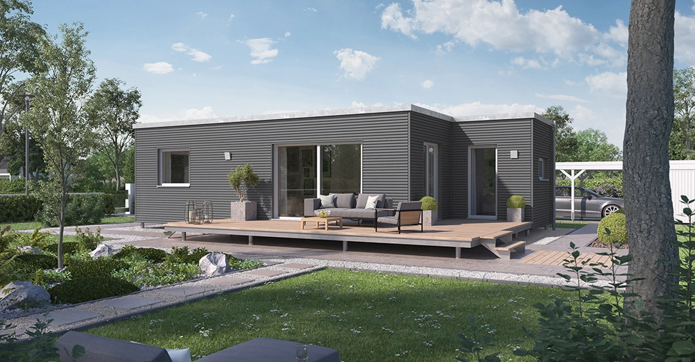 Ein modernes einstöckiges Haus mit Flachdach steht in einem gepflegten Garten mit Bäumen und Rasen; auf der Holzterrasse des Hauses stehen Gartenmöbel.