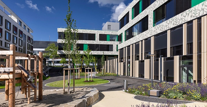 Galerie-Bild 3: Große Fensterfronten und Zugang zu grünen Außenbereichen fördern ein Gefühl von Ruhe und Erholung. Das erleichtert den Klinikalltag und unterstützt die Genesung der Kinder und Jugendlichen, was langfristig zu effizienteren Behandlungsverläufen führt.