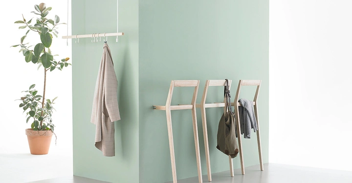 Galerie-Bild 1: Garderobe "Feiner Strick" von Stadtnomaden, Aufhängung aus einem Polyamidseil und einer Holzstange aus Esche