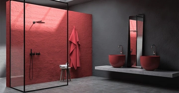 Rote Wand im Badezimmer rahmt eine schwarze Dusche Wassertropfen fallend Zweites Waschbecken mit roten Waschschüsseln und hohem Spiegel auf grauer schwebender Ablage stehend In modernem minimalistischem Raum.