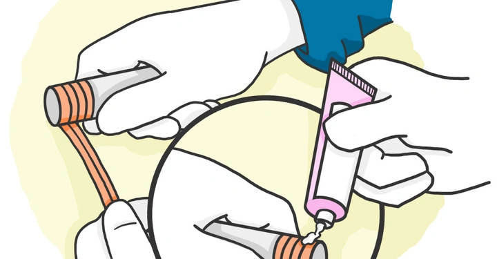 Hände wickeln ein orangefarbenes Klebeband um ein Rohr und tragen dann Klebstoff aus einer Tube auf. Der Hintergrund ist hellgelb.