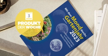 Ein Buch liegt auf einem Tisch neben einer Schale und einem Notizbuch. Auf dem Buchcover steht Mit dem Mond durchs Gartenjahr 2023 Produkt der Woche Leben und Arbeiten in Harmonie mit Mond und Planeten