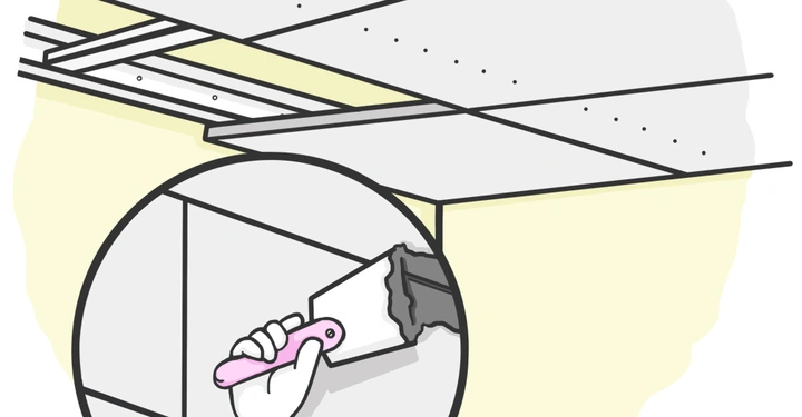 Eine Hand hält eine Spachtel und trägt Spachtelmasse auf eine Fuge in einer Zimmerecke auf. Im Hintergrund sind Deckenplatten zu sehen, die an einer Metallunterkonstruktion befestigt sind.