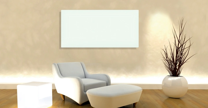 Galerie-Bild 2: Ein moderner Sessel mit Beistelltisch steht auf einem Holzboden vor einer Wand in einem minimalistisch eingerichteten Raum.