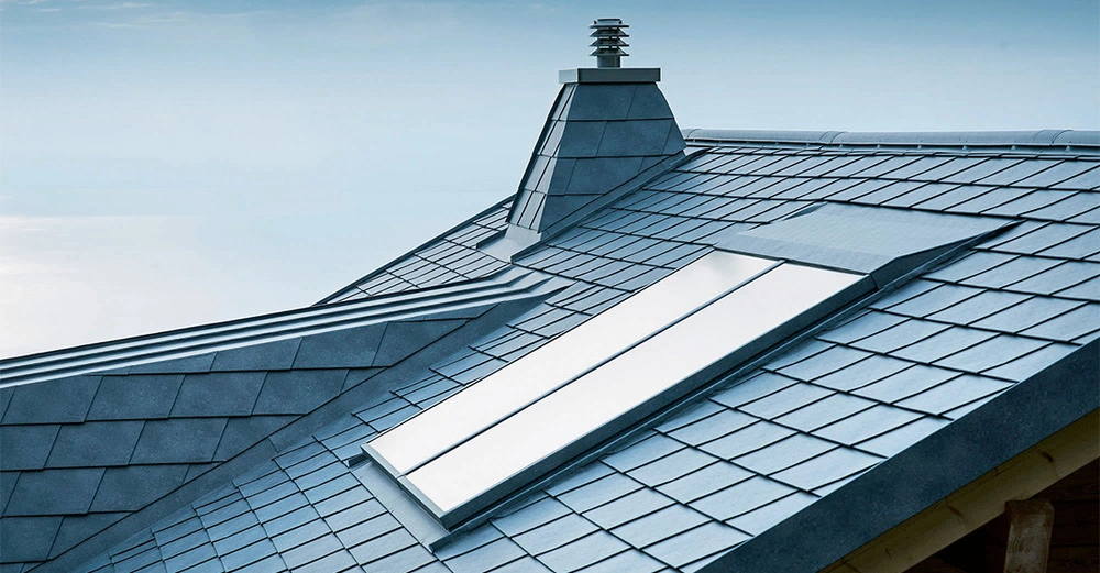 Nahaufnahme eines Aluminiumdachs mit Dachfenster