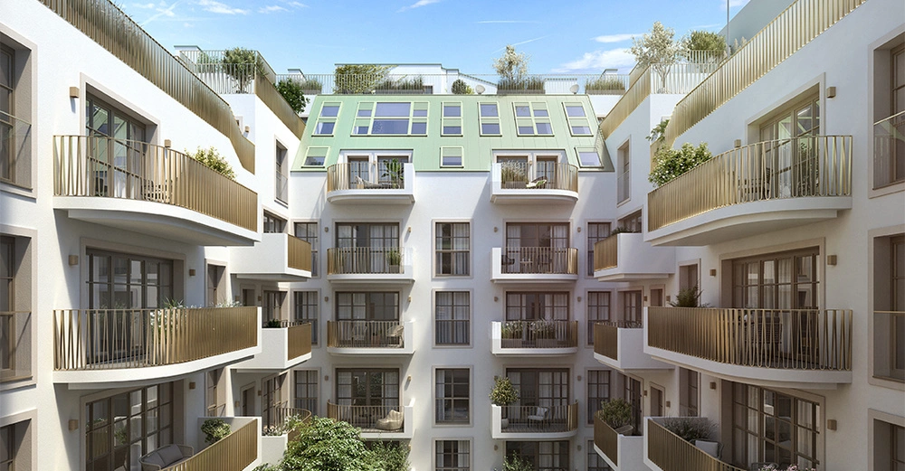 Mehrstöckiges modernes Wohngebäude mit weißen Wänden und Balkonen mit goldenen Geländern Bäume und Pflanzen auf den Dächern klares blaues Himmelslicht oben und grüner Garten im Innenhof.