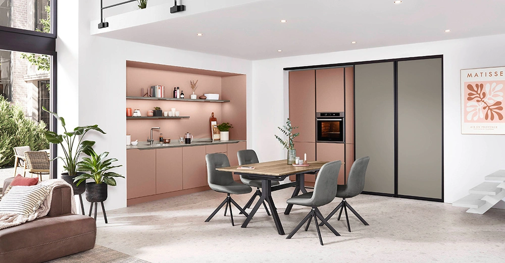 Moderne Küche in dezentem Grau und Koralle von nobilia