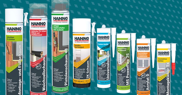 Diverse Hanno-Produkte stehend vor blauem Hintergrund. Produkte umfassen Montage- und Füllschaum, Weichzellschaum, Pistolen­schaum 48, 2K Schaum, Universalsilikon, MS PowerFlex 25, Acrylat D, Montagekleber TIK.