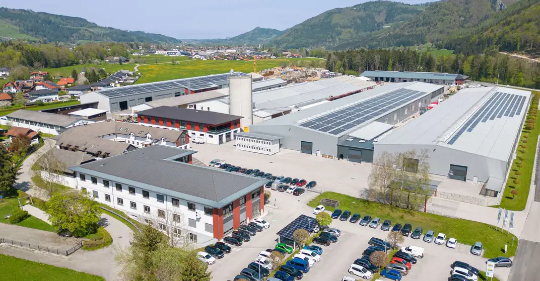 Luftaufnahme der WOLF Produktionshallen in Scharnstein