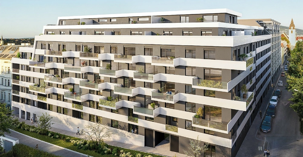 Mehrstöckiges Wohngebäude mit zahlreichen Balkonen und Fenstern steht in einer städtischen Umgebung an einer Straße mit parkenden Autos und Bäumen. Menschen gehen auf dem Gehweg entlang.