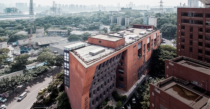 Galerie-Bild 1: Das Department of Sculpture des Sichuan Fine Arts Institute in Chongqing wurde 2004 fertiggestellt. Das Gebäude befindet sich auf einem schmalen Geländeabschnitt des Campus und ist ein herausragendes Beispiel für Liu Jiakuns Ansatz, lokale Materialien, Handwerkstraditionen und soziale Verantwortung miteinander zu verbinden.