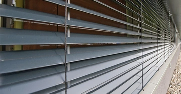 perspektivische moderne Ansicht von großer Fensterfläche mit Außenrolläden von Valetta