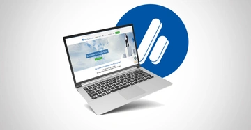 Ein Laptop zeigt eine Webseite mit dem Text Ganz oben bei Google & Co vor einem blauen Kreis mit weißen Grafikelementen im Hintergrund.