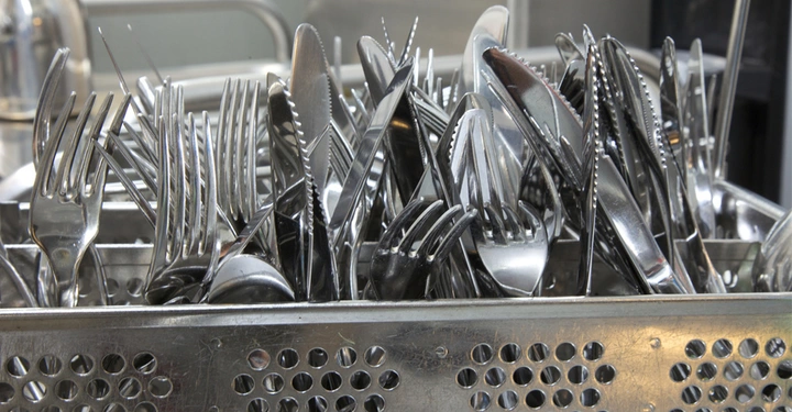 große Menge Edelstahl-Besteck in Geschirrspülerkorb