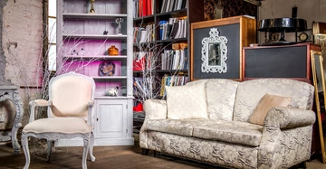 Ein elegantes Sofa steht neben einem weißen Sessel vor einem Bücherregal mit der Aufschrift LITTERATURE, im gemütlichen Wohnzimmer mit Holzfußboden und Regalen voller Bücher im Hintergrund.