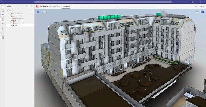 Gebäudemodell wird auf einem Computerbildschirm angezeigt umgeben von grauem Hintergrund und Benutzeroberfläche von Microsoft Teams mit Registerkarten und Benutzergruppen links und Modellbetrachter rechts