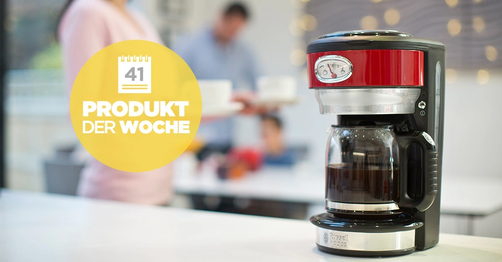 Kaffeemaschine brüht Kaffee moderne Küche Menschen im Hintergrund gelbe Blase mit Buchkalender und Text 41 PRODUKT DER WOCHE